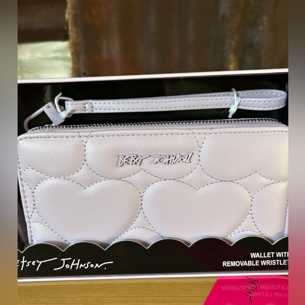 NWT-Betsey Johnson Heart quilted light lavender Wristlet Wallet - Picture 2 of 3